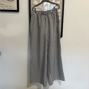 Good condition black and white checkered pants, wide leg